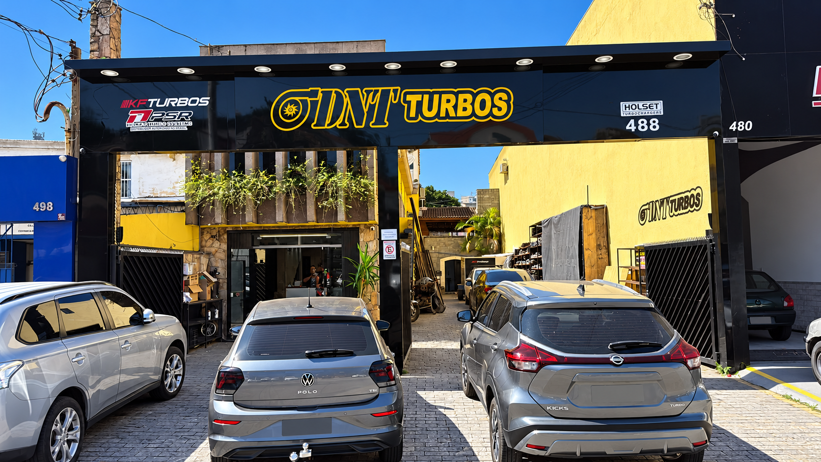 Fachada da DNT TURBOS em São Paulo, com veículos na entrada
